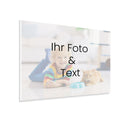Forex Wandbild mit Ihrem Wunschmaß und mit eigenem Design. Gestalten Sie ihr Fotoboard zum verschenken oder für die eigene Fotowand. Mit dem Beispieldruck von einem kleinen Jungen mit Katze und dem Hinweis "Ihr Foto und Text hier". Der Hintergrund ist weiss.