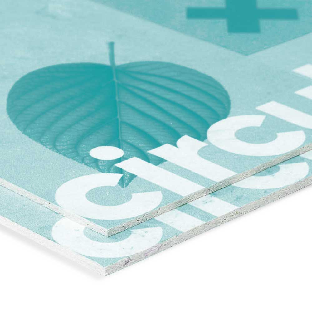 Nahaufnahme des Rands eines bedruckten Schildermaterials, das eine türkisfarbene Grafik mit einem Blattmotiv und dem Text "Circular" zeigt. Das Material hat eine strukturierte Kante, die die bedruckte Oberfläche umgibt.
