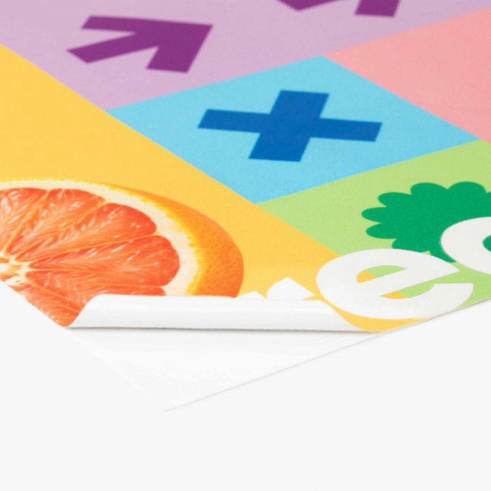 Statisch-klebende, weiße Folie - Materialansicht mit aufgerollter Ecke.