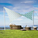 Outdoor-Lounge mit stilvollem, bedrucktem Schattensegel und Rattansesseln – moderner Sonnenschutz für Garten oder Terrasse von Printmondo.