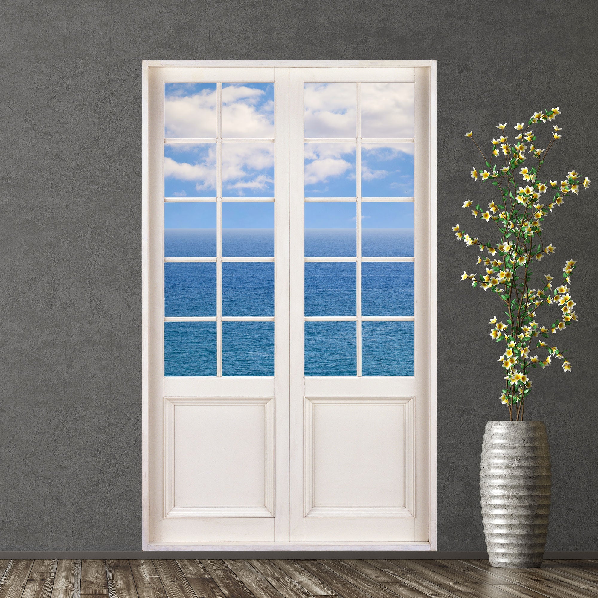 Selbstklebende Terrassentür-Aufkleber mit Urlaubsmotiv auf das Meer mit Wolken für einen Tiefe im Raum. An einer grauen Wand neben einer Bodenvase verklebt.