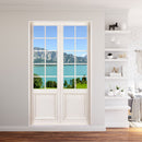 Modernes Wohnzimmer mit Bücherregal, mit Innendekoration Wandtattoo-Terrassentür 120x200cm Größe und Ausblick in die wunderbare Natur auf einen türkisen See vor den Alpen.
