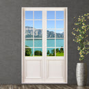 Wandaufkleber mit den Foto einer Terrassentür und Blick auf den Attersee und Alpen. Verklebt an einer grauen Wand neben einer großen Bodenvase.