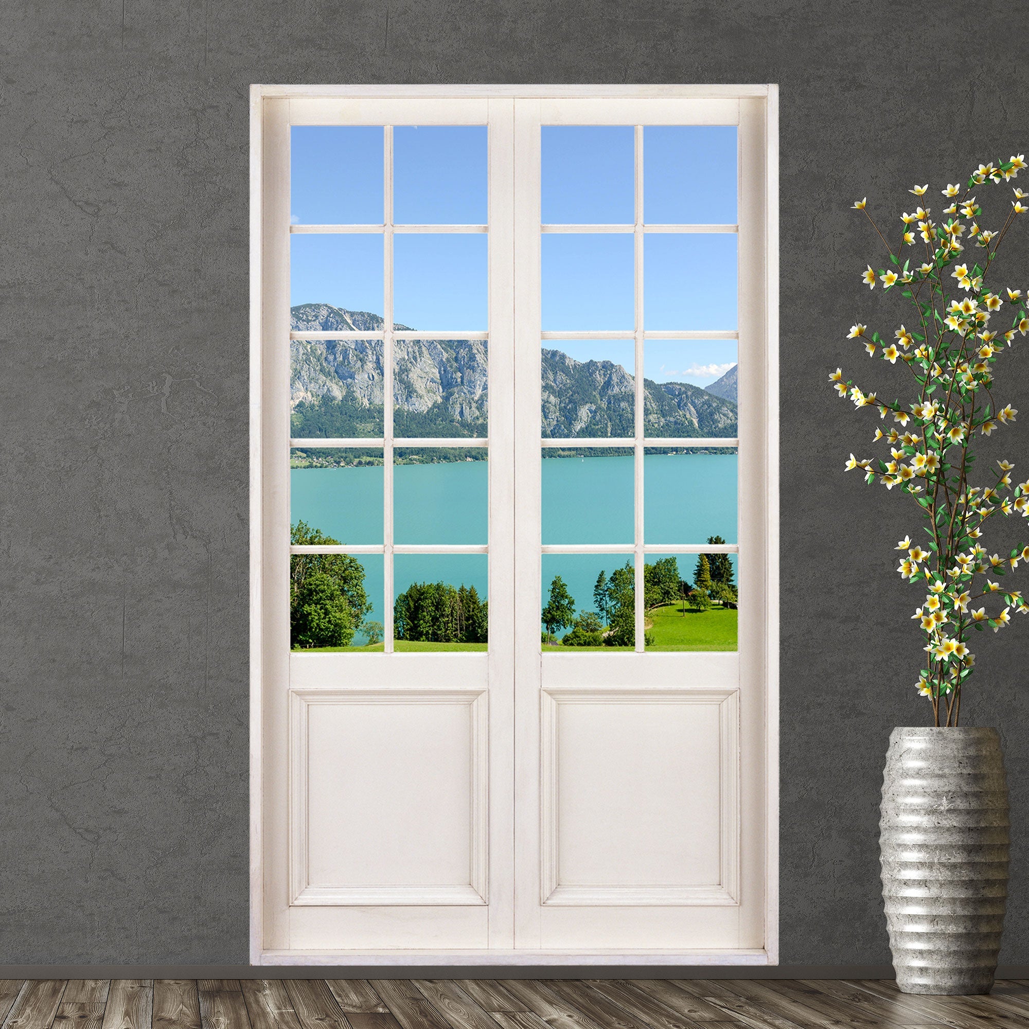 Wandaufkleber mit den Foto einer Terrassentür und Blick auf den Attersee und Alpen. Verklebt an einer grauen Wand neben einer großen Bodenvase.