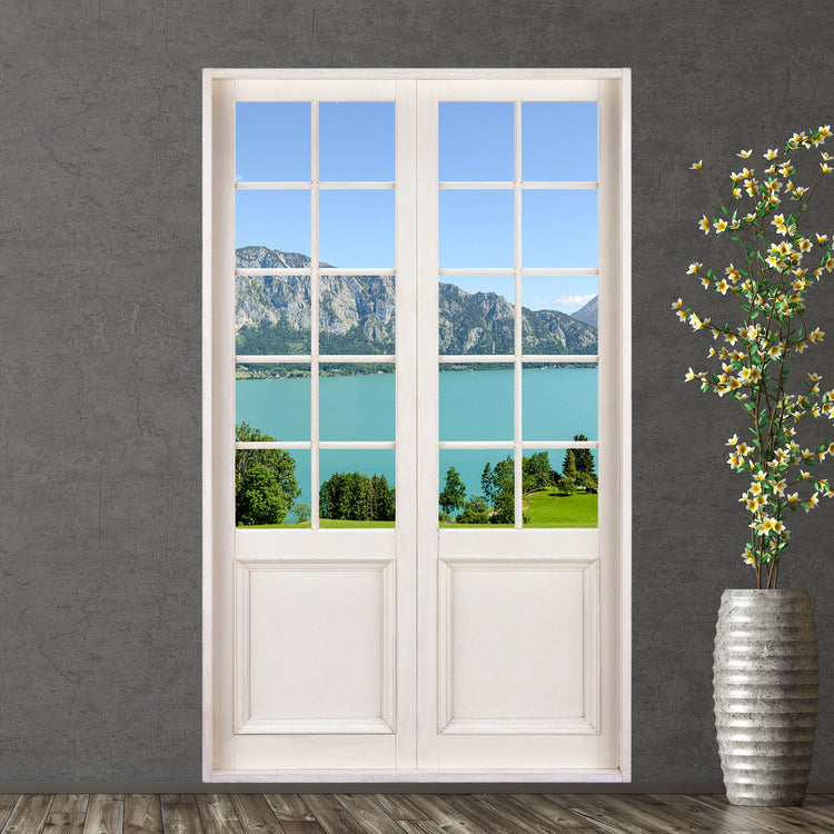 Wandaufkleber mit den Foto einer Terrassentür und Blick auf den Attersee und Alpen. Verklebt an einer grauen Wand neben einer großen Bodenvase.