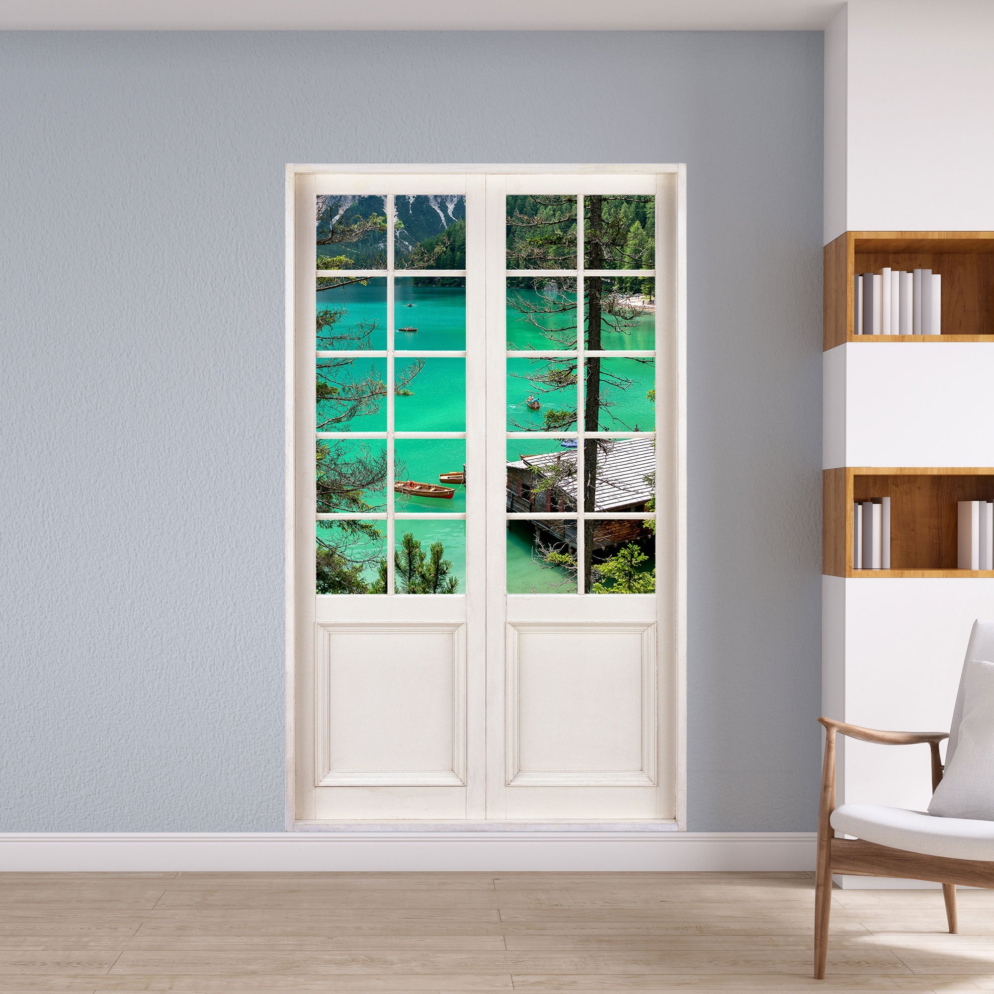 Wandaufkleber für Wohn- und Schlafzimmer, vergrößert Ihr Zimmer optisch. Der Terrassentür Aufkleber hat das Motiv: Bergsee und ist als Idee an einer grauen Wand neben einem Bücherregal verklebt.