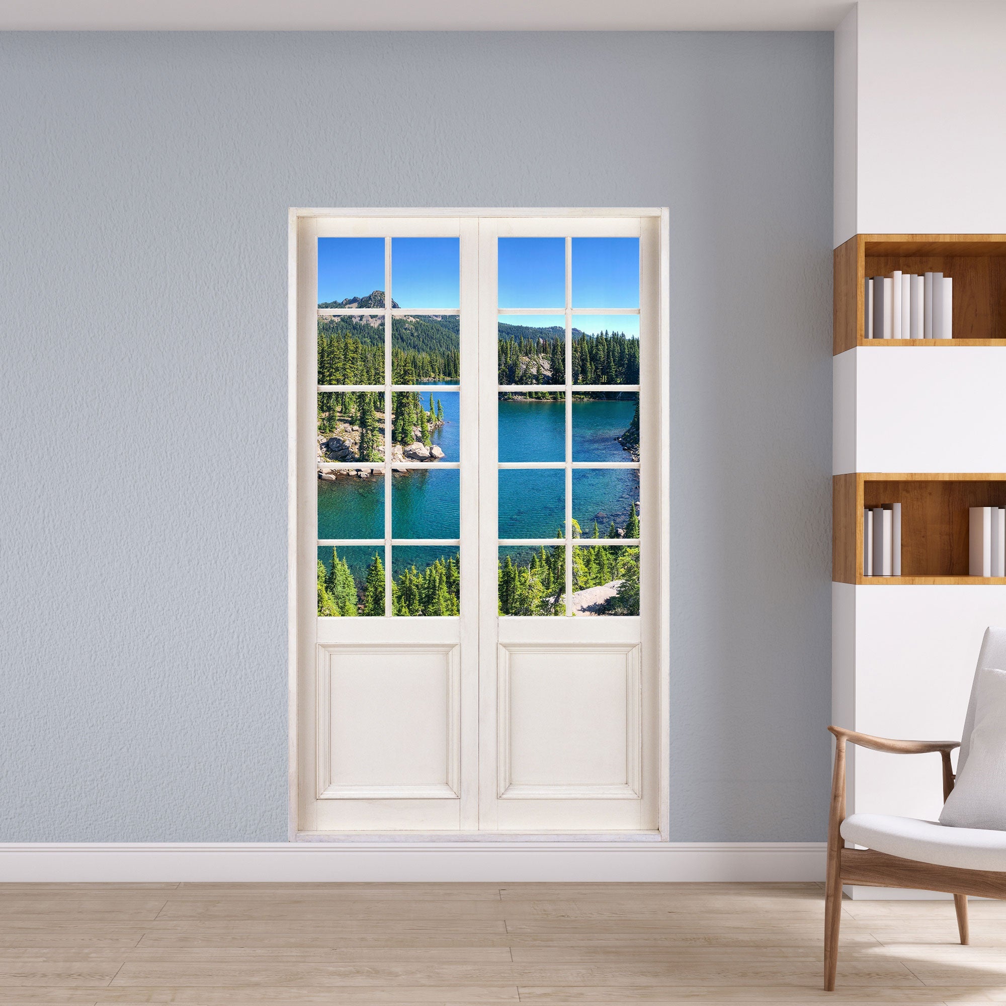 Wandaufkleber für Wohn- und Schlafzimmer, vergrößert Ihr Zimmer optisch. Hier als Terrassentür mit dem Durchblick auf einen Bergsee, an einer grauen Wand neben einem Bücherregal verklebt.