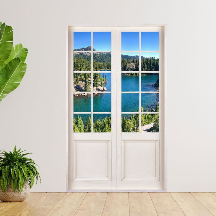 200cm großer Aufkleber für Wand und Möbel in Form einer Terrassentür für Praxis und Büroräume. Hier mit dem Foto von einem Bergsee mit den Alpen, verklebt neben großen Zimmerpflanzen.
