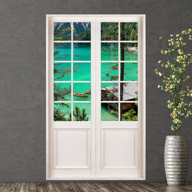 Hingucker für dunkle Räume ohne Fenster, selbstklebendes Wandtattoo als Terrassentür 200cm großer Aufkleber für Wand und Möbel in Form einer Terrassentür mit dem Foto eines Bergsees hinterlegt. An einer grauen Wand neben einer Bodenvase verklebt.