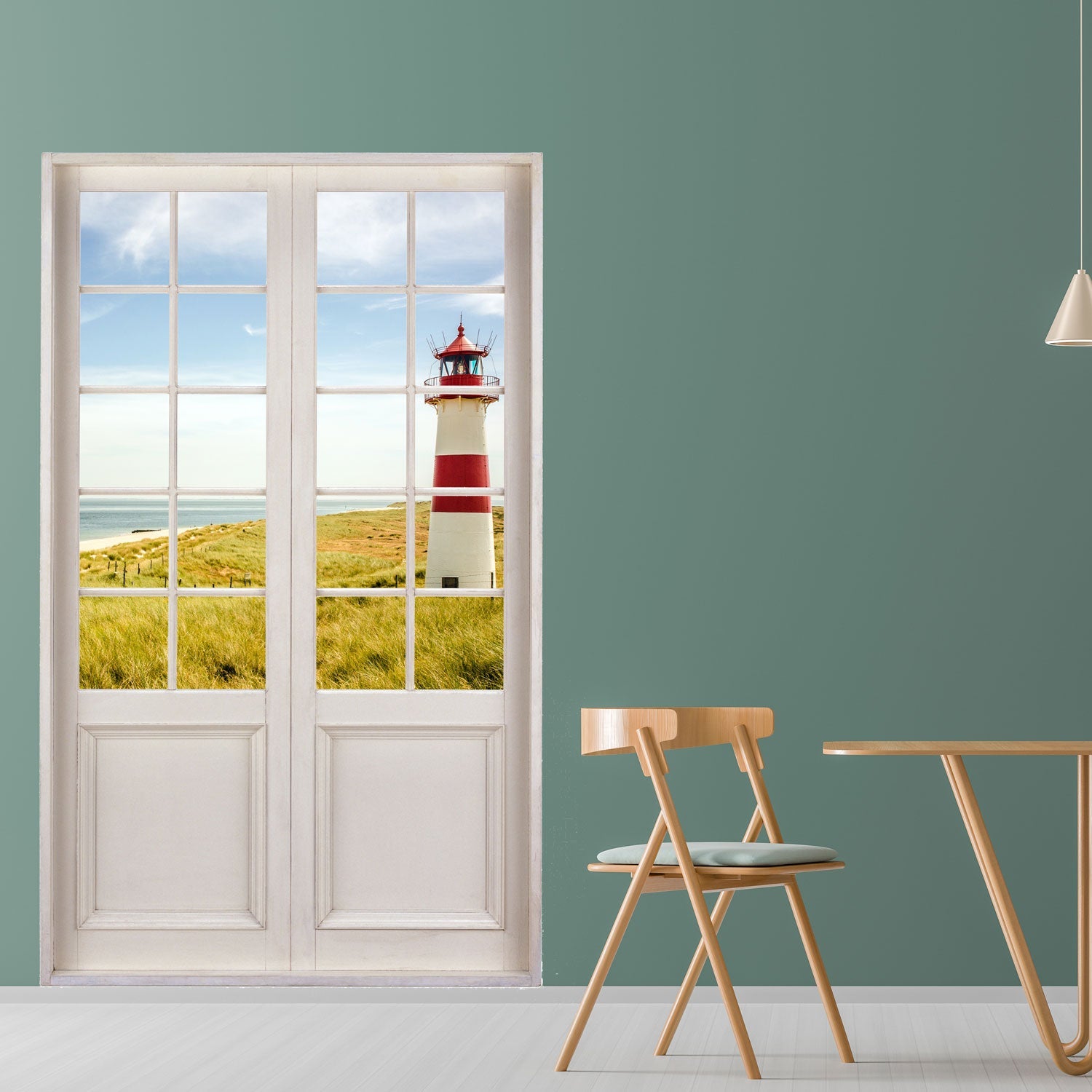 Moderner Essbereich mit Blickfang für Ihre Wohndekoration Flügeltür Aufkleber mit optischer Täuschung und Ausblick auf die wunderschöne Ostsee mit Leuchtturm. An einer grünen Wand verklebt.