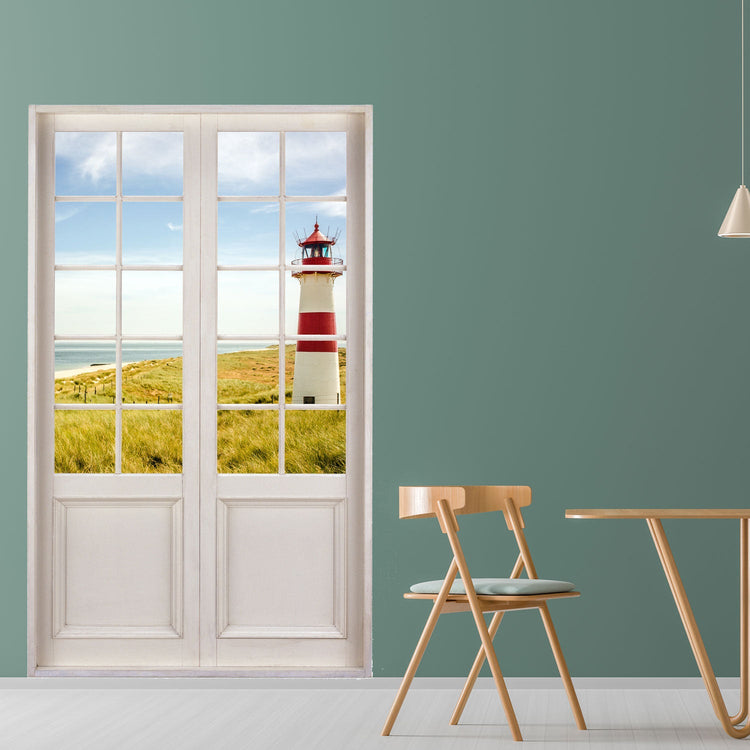 Moderner Essbereich mit Blickfang für Ihre Wohndekoration Flügeltür Aufkleber mit optischer Täuschung und Ausblick auf die wunderschöne Ostsee mit Leuchtturm. An einer grünen Wand verklebt.