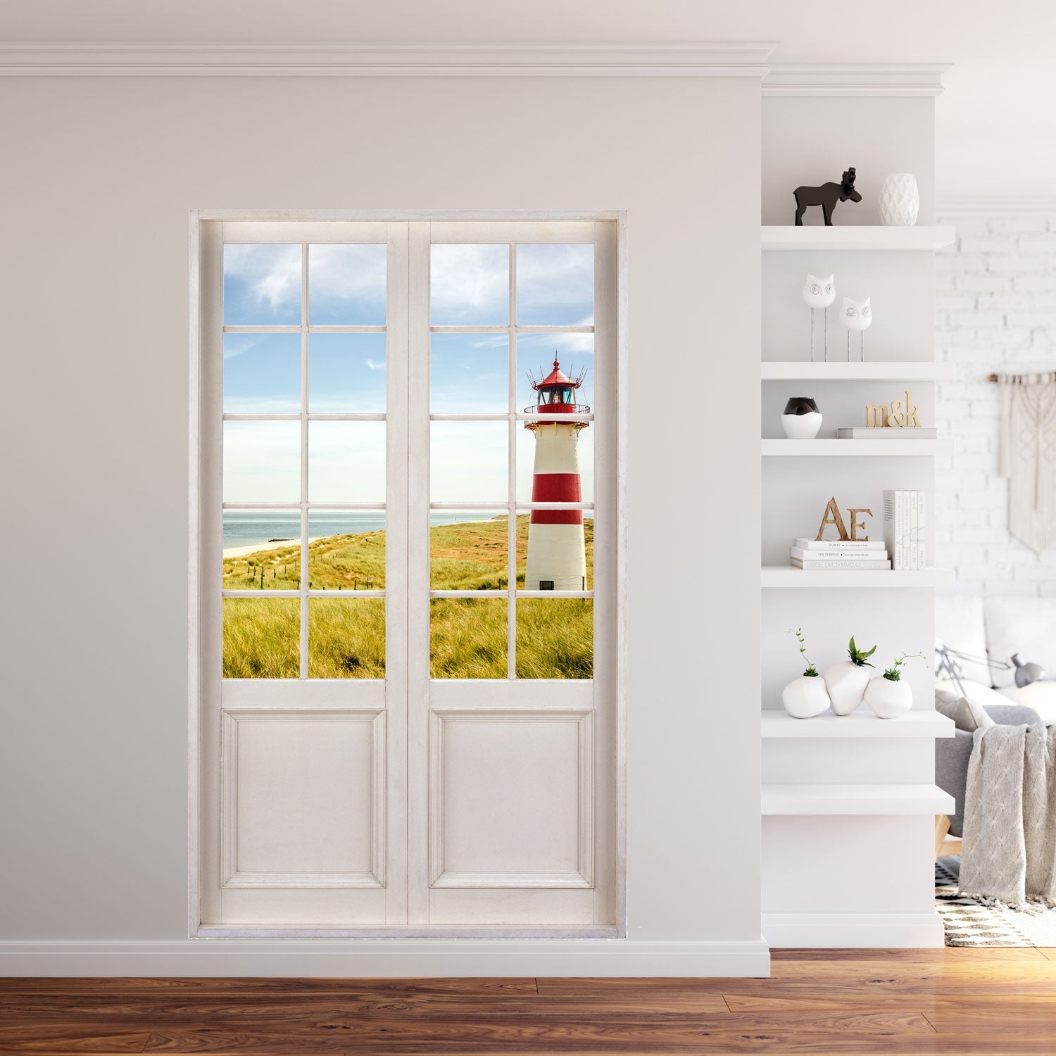 Modernes Wohnzimmer mit innendekoration Wandtattoo. Terrassentür Aufkleber 120x200cm Größe und Ausblick in die wunderbare Natur mit Leuchtturm. An einer weissen Wand neben einem Regal im Wohnzimmer verklebt.