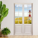 Selbstklebende Tür zum Strand neben einer Zimmerpflanze verklebt. Wandtapete mit traumhaften Blick auf die Ostsee mit einem Leuchtturm.