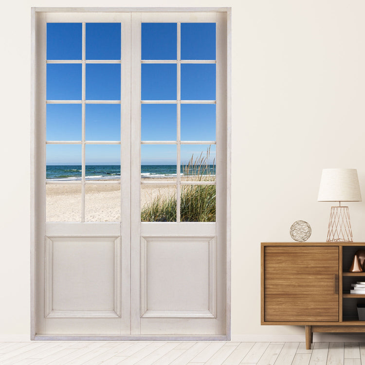 Bedrucktes Tür-Wandbild für Tapete und Möbel, mit toller Aussicht auf Sandstrand mit Düne an Ostseeküste. An einer Wand verklebt neben einem brauen Sideboard.