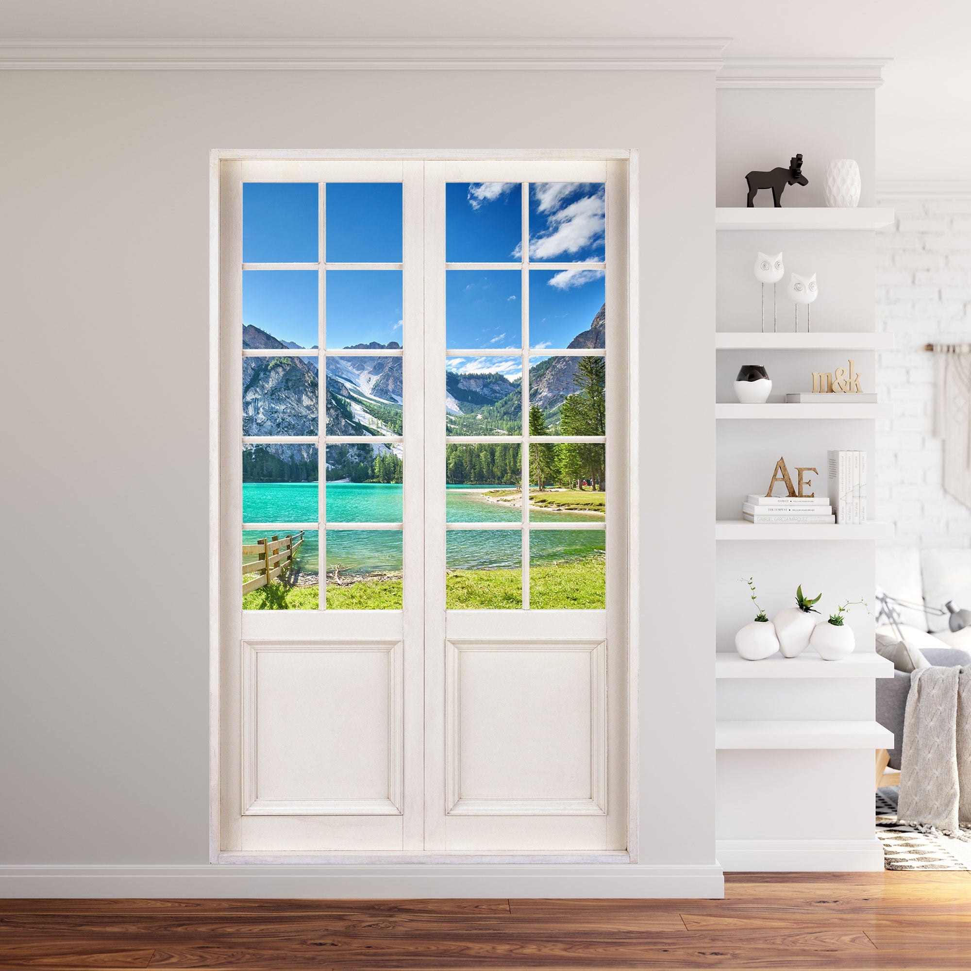 Modernes Wohnzimmer mit Innendekoration Wandtattoo Terrassentür 120x200cm Größe und Ausblick in die wunderbare Natur des Pragser Wildsees. Als Dekobeispiel in einem Wohnzimmer neben einem Bücherregal verklebt.