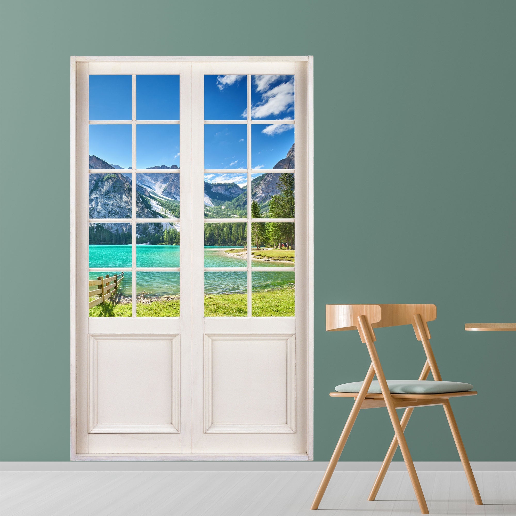 Essbereich mit Blickfang für Ihre Wohndekoration Flügeltür-Aufkleber mit optischer Täuschung und Ausblick auf einen wunderschönen See und die Berge. An einer grünen Wand in einem Essbereich als Dekoidee.