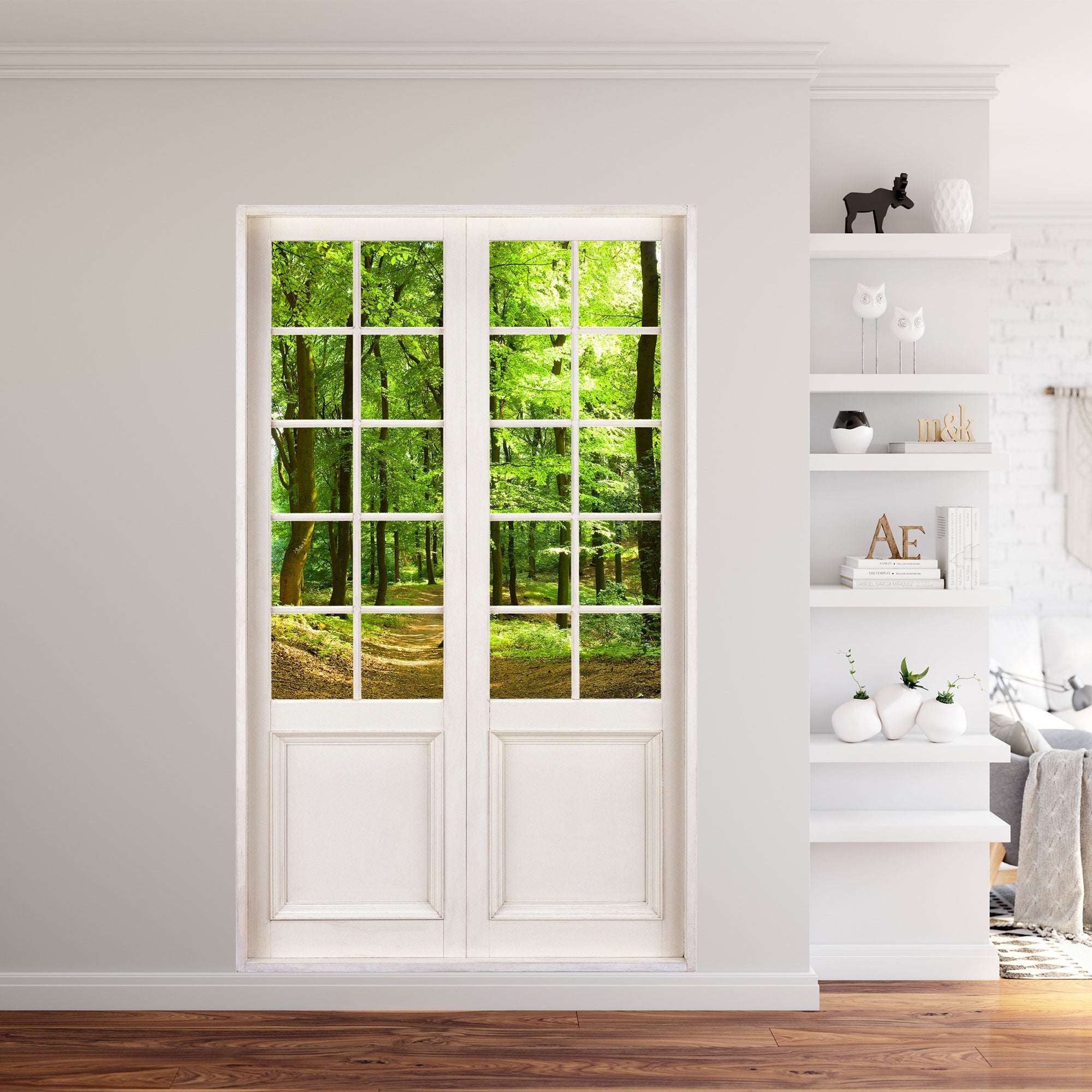 Gedrucktes Wandbild mit Terrassentür für Tapete und Möbel, mit tollem Blick in den Wald. Verklebt in einem Wohnzimmer neben einem Bücherregal.