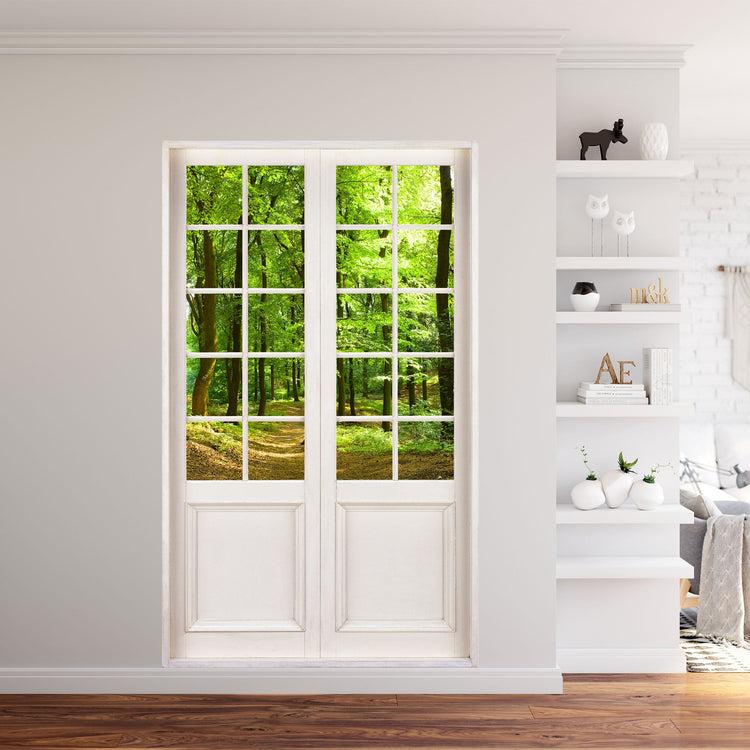 Gedrucktes Wandbild mit Terrassentür für Tapete und Möbel, mit tollem Blick in den Wald. Verklebt in einem Wohnzimmer neben einem Bücherregal.
