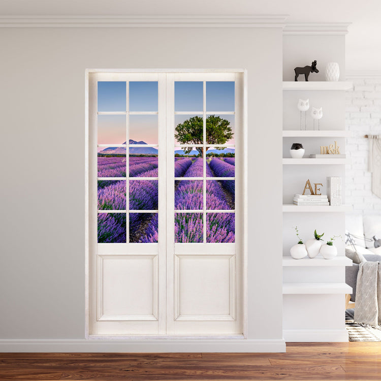Wandaufkleber für Wohn- und Schlafzimmer, vergrößert Ihr Zimmer optisch. Hier eine Terrassentür mit weissen Sprossen und tiefem Blick über ein Lavendelfeld, in einem Wohnzimmer neben einem Regal verklebt.