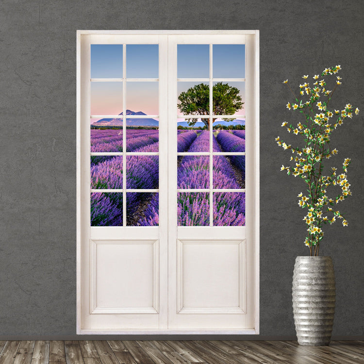 Gedrucktes Wandbild für Tapete und Möbel, mit toller Aussicht auf ein Lavendelfeld gesehen durch einen weissen Türrahmen mit Sprossen. Verklebt an einer grauen Wand.