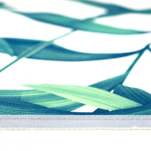 Es scheint, dass dieses Bild einen detaillierten Ausschnitt eines Drucks oder Designs zeigt, das auf Stoff oder einem anderen Material gedruckt wurde. Es handelt sich um ein Muster mit grünen Blättern oder Pflanzen, das durch seine feinen Texturen und die Naturdarstellung auffällt. Der Rand des Bildes zeigt den Druckbereich und einen klaren Rand, der auf die Qualität des Drucks hinweist. Es könnte Teil eines Produkts wie eines Kissenbezugs, einer Wanddekoration oder eines Textils sein.