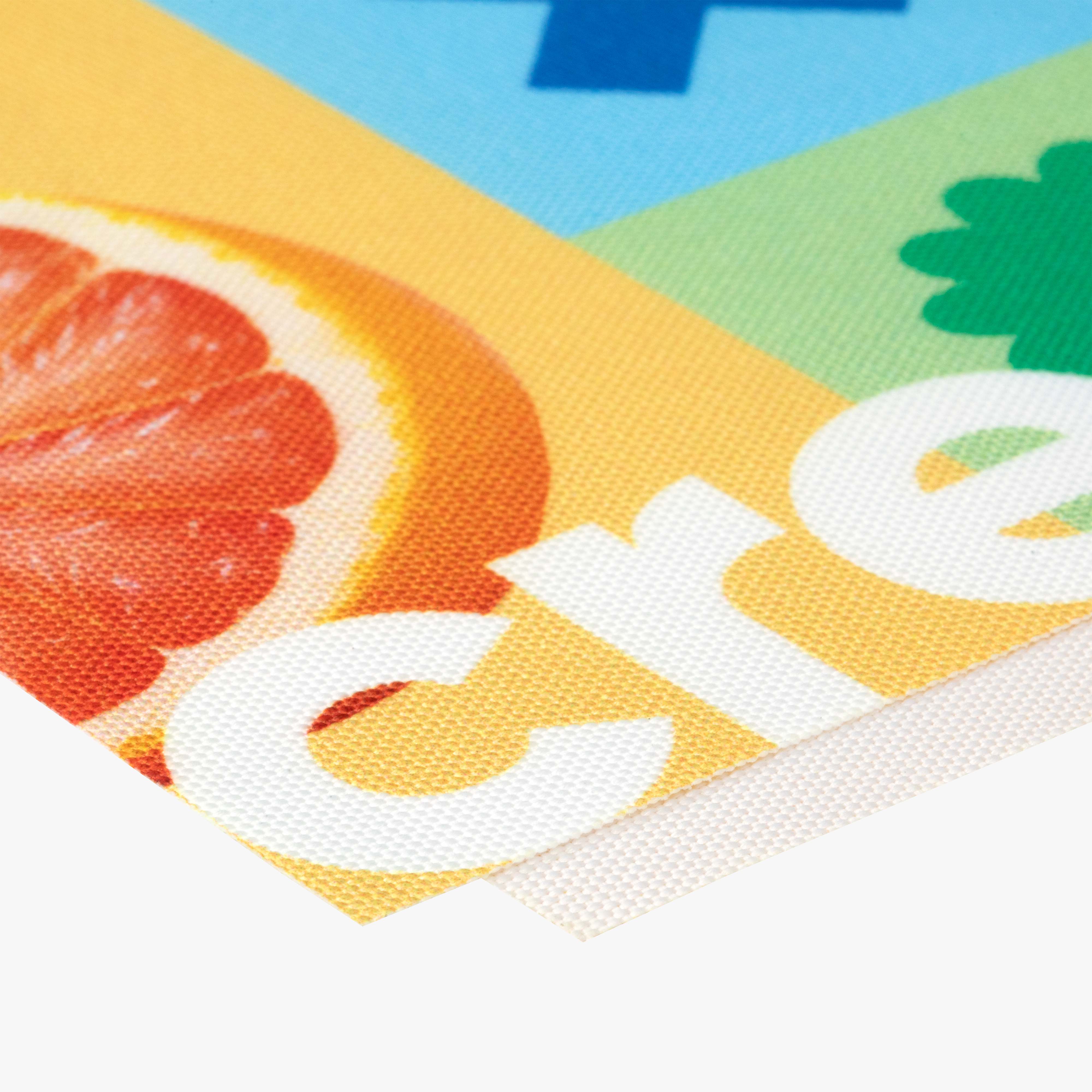 Detailansicht eines bedruckten Textilbanners mit feiner Gewebestruktur – hochwertiges Stoffmaterial von Printmondo für Indoor-Werbung, Rahmen oder Messegrafiken.