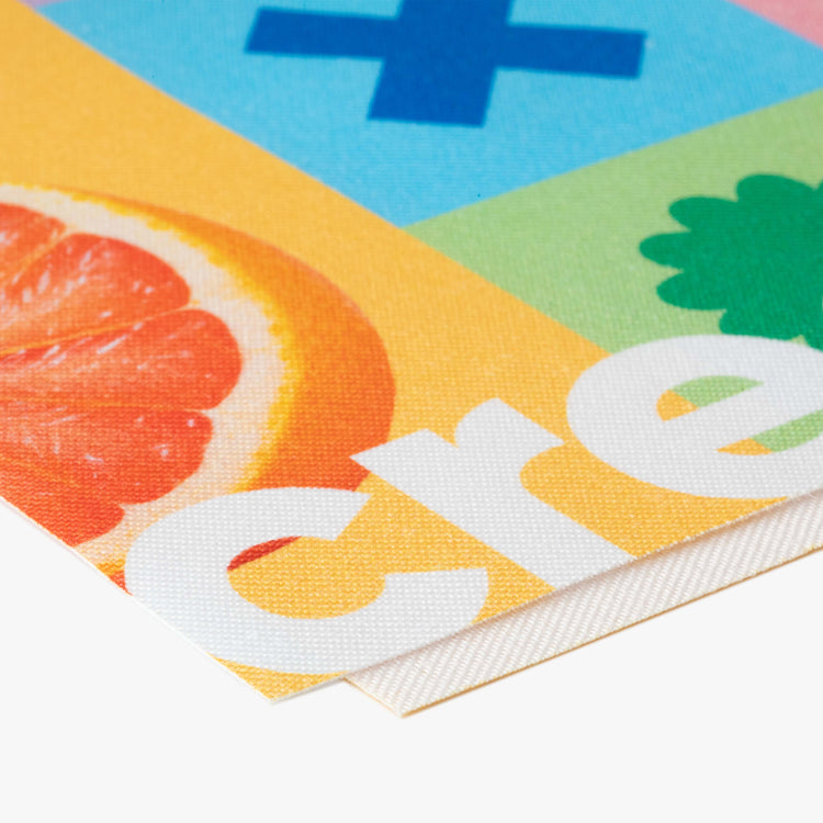 Detailaufnahme eines beidseitig bedruckbaren Textilgewebes – glattes, farbintensives Material von Printmondo für Werbedisplays und Hängebanner.