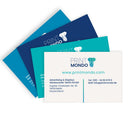 Mehrere Visitenkarten im modernen Printmondo-Design zeigen Logo, Kontaktdaten und Firmenanschrift in kräftigen Blau- und Türkistönen. Die Gestaltung wirkt professionell und eignet sich ideal für Geschäftsausstattungen und Unternehmenspräsentationen.