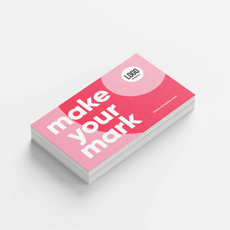 Ein Stapel auffälliger Visitenkarten im Querformat mit dem Slogan „Make your mark“ in Weiß auf pinkem Hintergrund. Das moderne Design mit Logo und Webadresse eignet sich perfekt für kreative Marken und Unternehmen mit hohem Wiedererkennungswert.