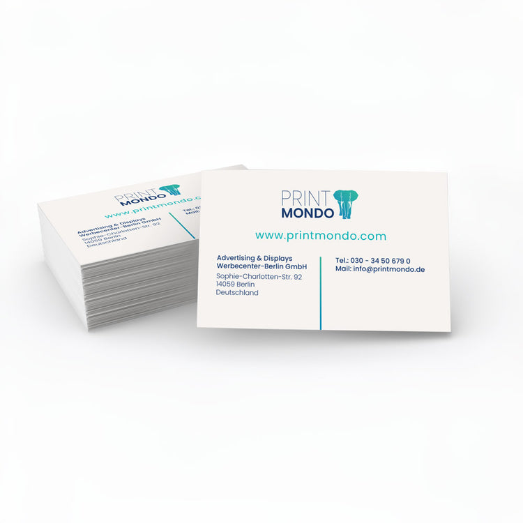 Ein Stapel professionell gestalteter Visitenkarten zeigt das Printmondo-Logo mit Elefant, die Firmenadresse sowie Kontaktdaten auf weißem Hintergrund. Das Design wirkt klar, seriös und eignet sich ideal für Geschäftskommunikation und Networking.