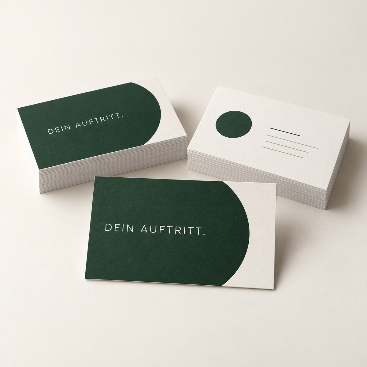 Gestaltungsbeispiel: klassische Visitenkarten mit grün-weißem Motiv, Vorder- und Rückseite als Visualisierung