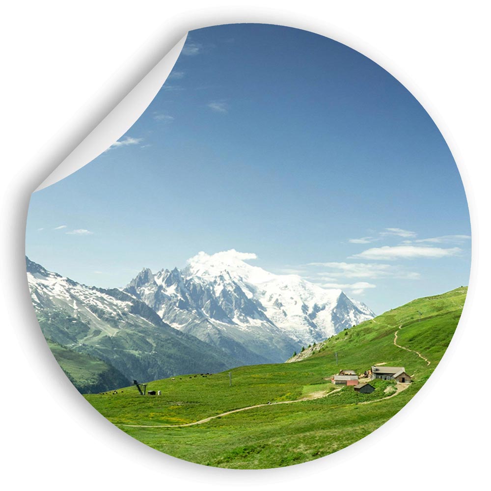 Großansicht eines runden Wandaufklebers mit dem Alpen-Wiesen-Motiv. Wobei eine Ecke abgezogen ist.
