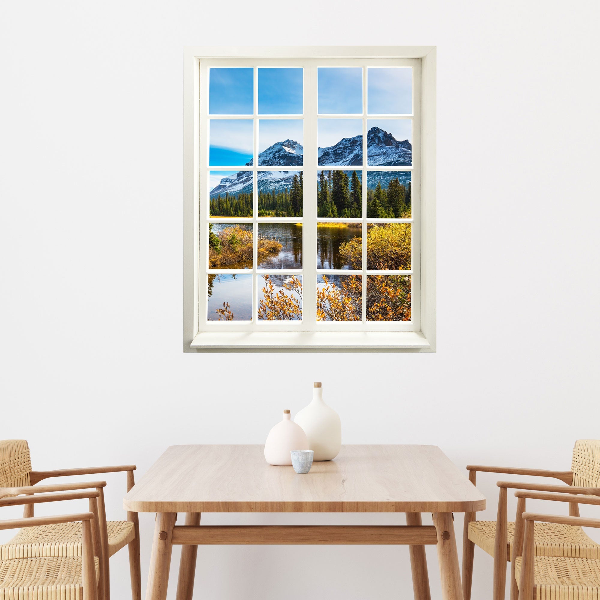 Gedrucktes Fensterblick Bild, mit einem Sprossenfenstermotiv mit Aussicht in die Berge, mit Fluss und Wald. Über einem Holz-Esstisch an der Wand.