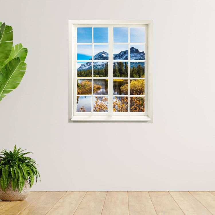 Wandtattoo bedruckt mit Fensterrahmen und tollem Naturbild von Bergsee und schneebedeckten Bergen. An einer weissen Wand, neben zwei Zimmerpflanzen und Holzboden.