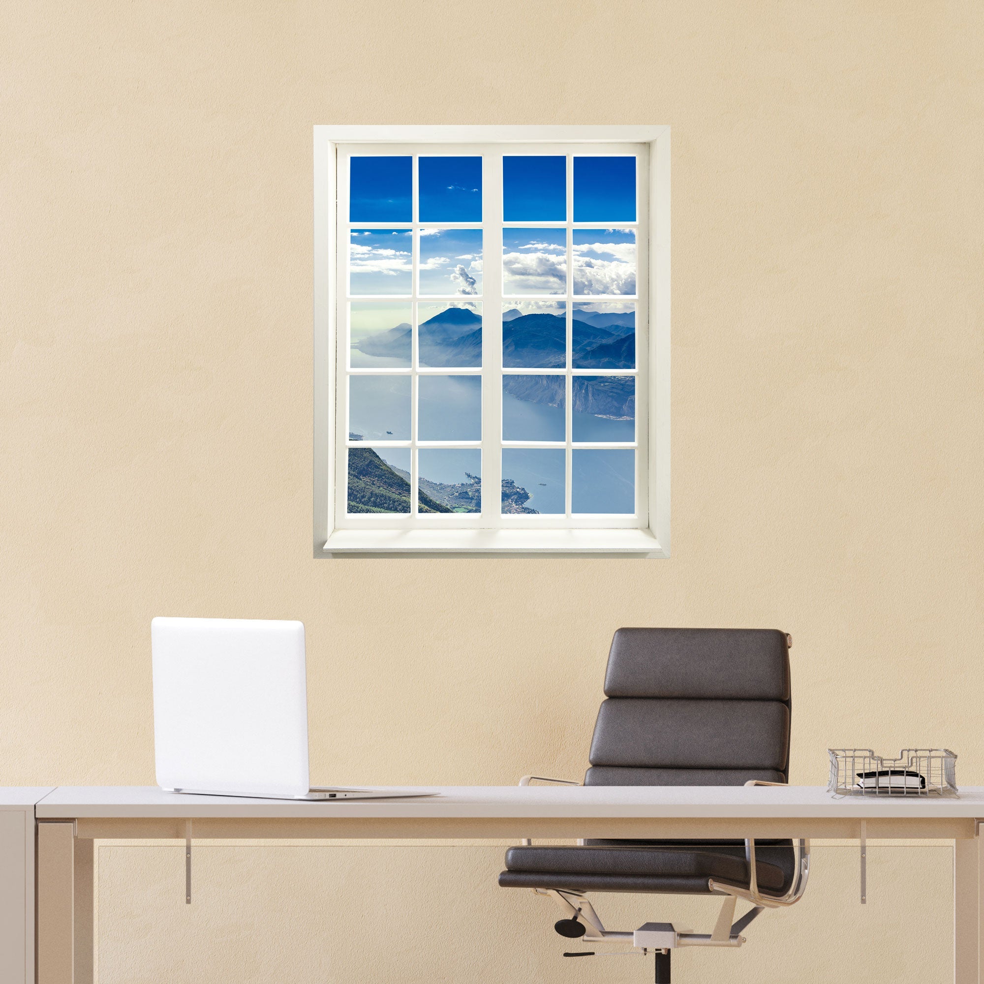 Selbstklebende in Fensterform gedruckt und geschnittener Aufkleber mit toller Landschafts-Fotografie "Berge und See". In einem Arbeitszimmer, an einer gelben Wand über dem Schreibtisch.