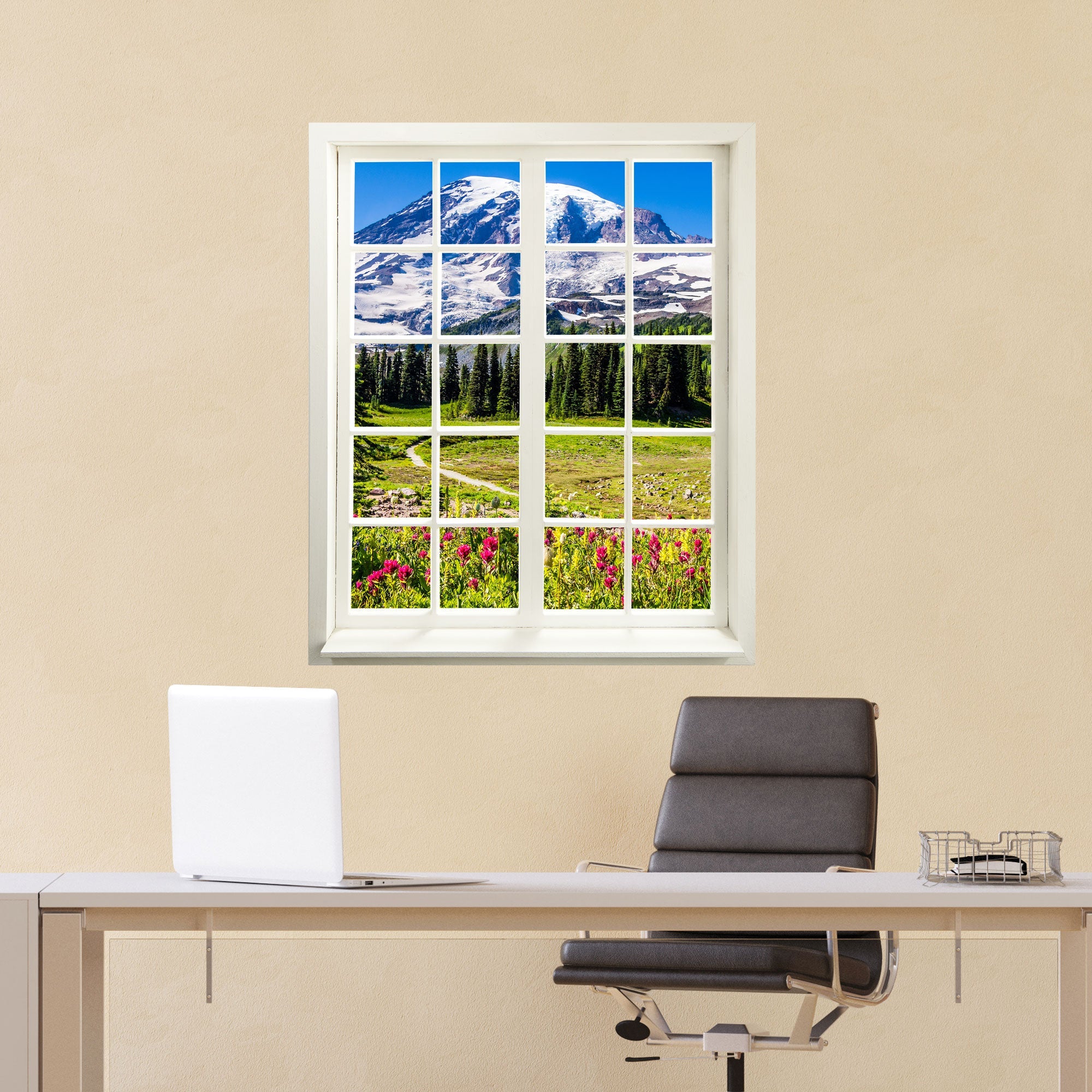 Selbstklebendes Wandaufkleber-Fenster-Bild für Büro, Wartezimmer oder Wohnzimmer. "Berge und Wildblumen" Motiv über einem Schreibtisch an der Wand.