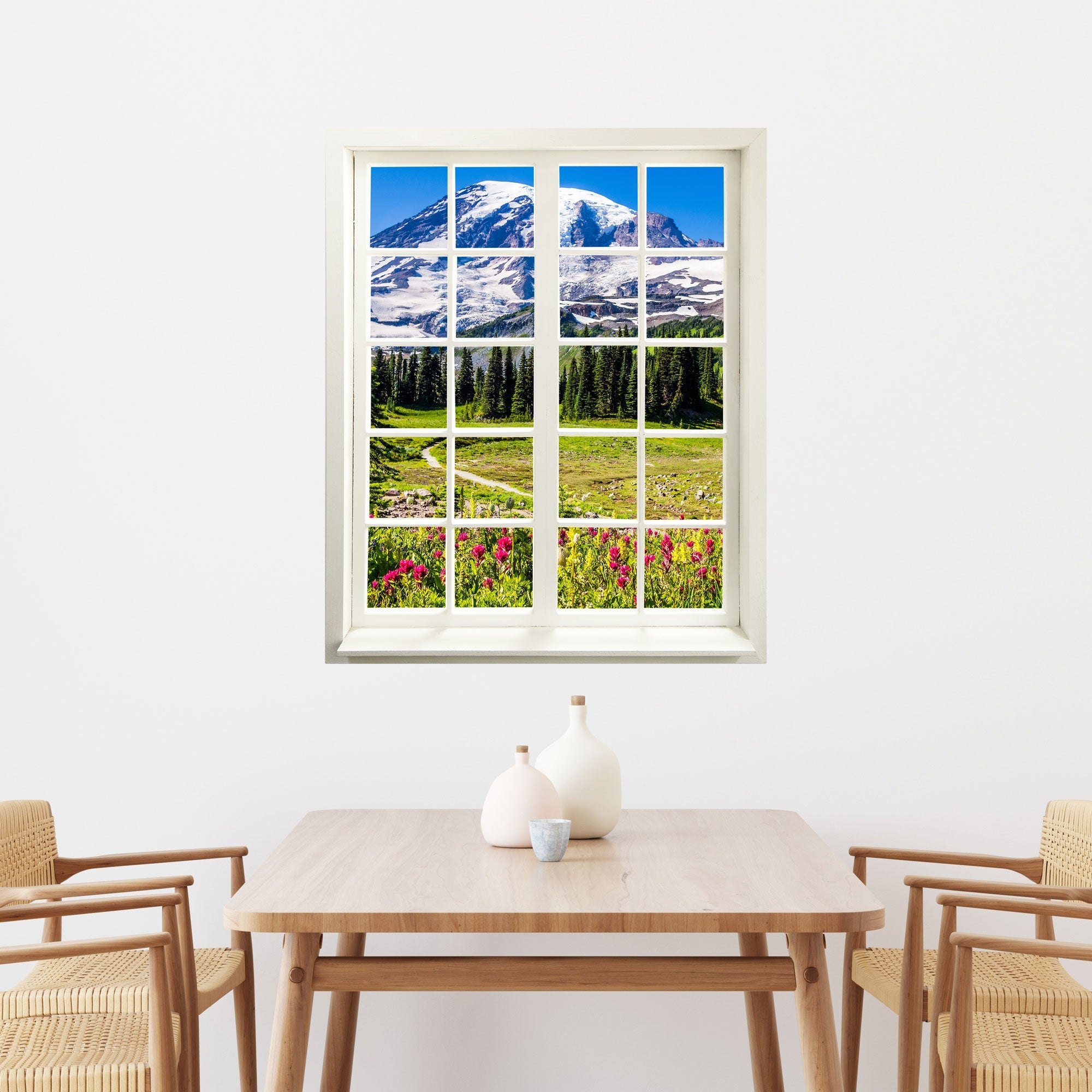 Gedrucktes Foto für Wanddekoration auf Tapete und Möbel, mit einem Sprossenfenstermotiv und dem "Berge und Wildblumen" Motiv über einem Esstisch an der Wand.
