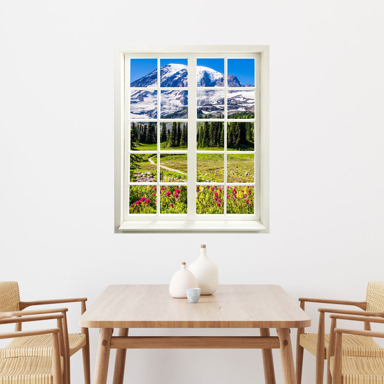 Gedrucktes Foto für Wanddekoration auf Tapete und Möbel, mit einem Sprossenfenstermotiv und dem "Berge und Wildblumen" Motiv über einem Esstisch an der Wand.