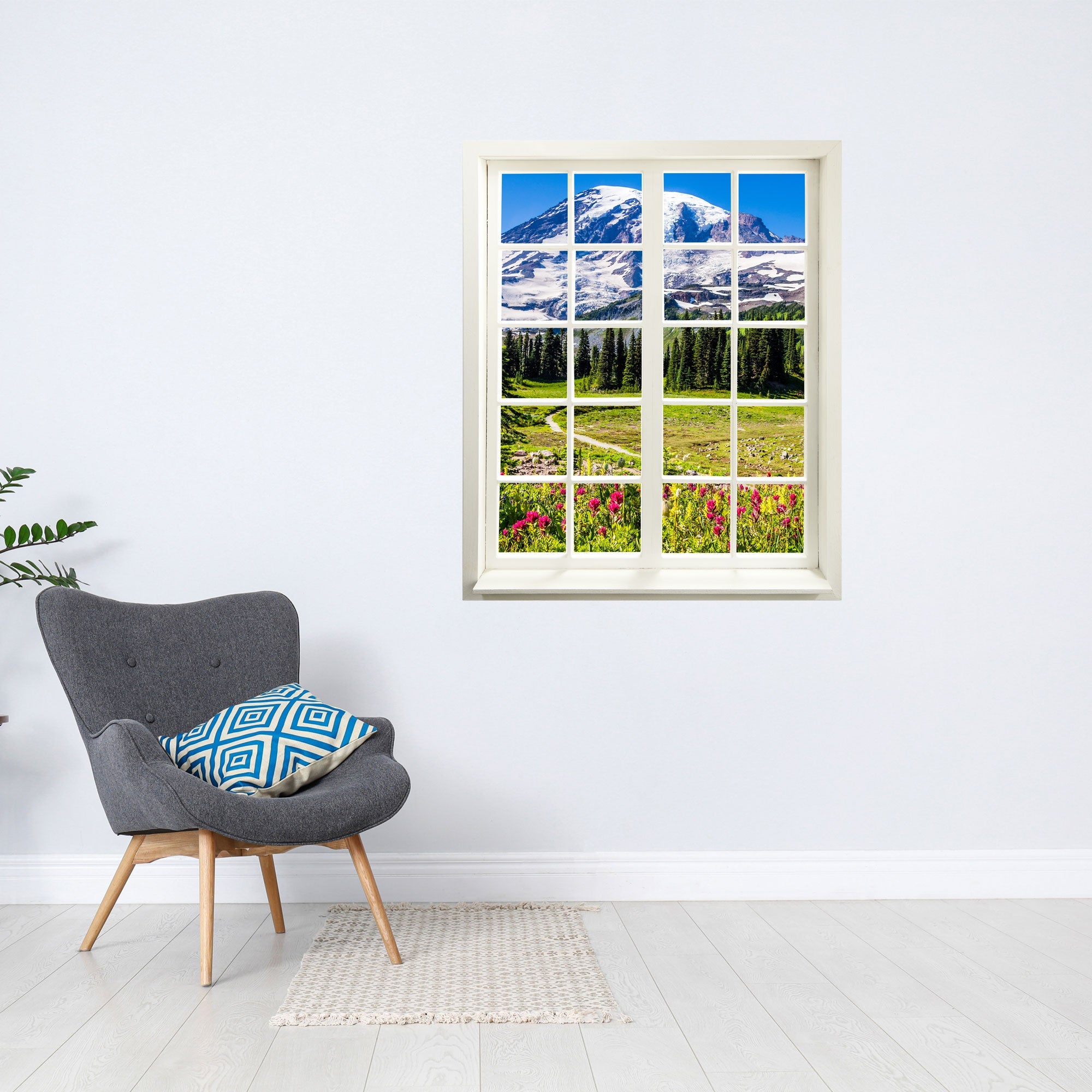 Selbstklebende Wandtapete in Form eines Fensters mit toller Landschafts-Fotografie "Berge und Wildblumen" an der Wand über einem grauen Sessel.