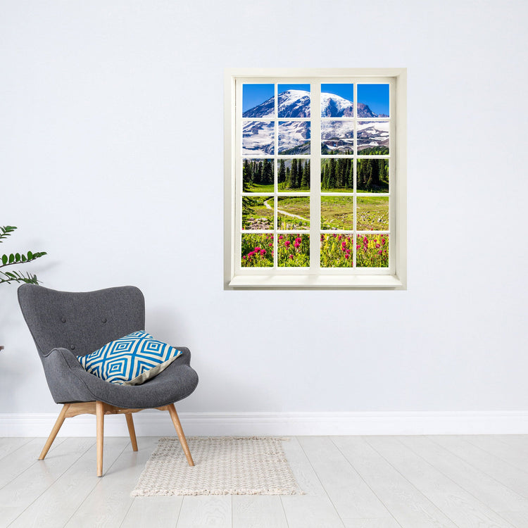 Selbstklebende Wandtapete in Form eines Fensters mit toller Landschafts-Fotografie "Berge und Wildblumen" an der Wand über einem grauen Sessel.