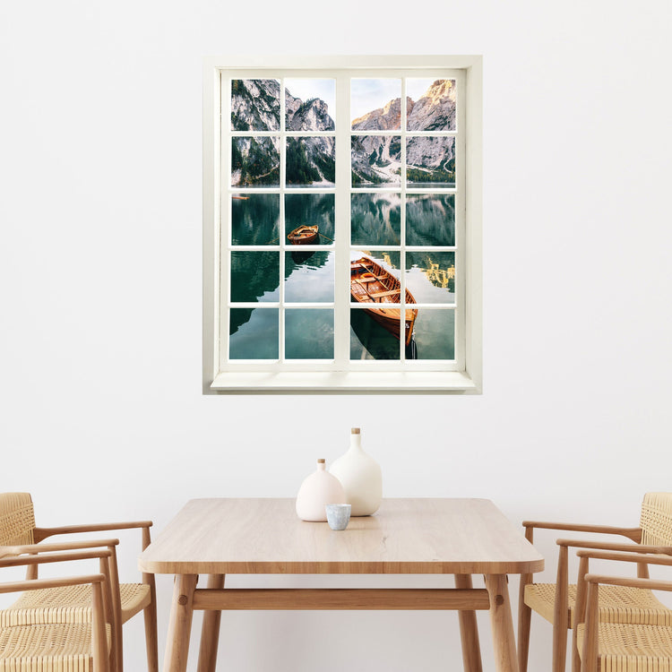Hingucker für dunkle Räume oder ohne Fenster, selbstklebendes Wandtattoo als gedruckter Fensterrahmen mit tollem Ausblick auf einen "Bergsee". Über einem Esstisch mit vier Stühlen.