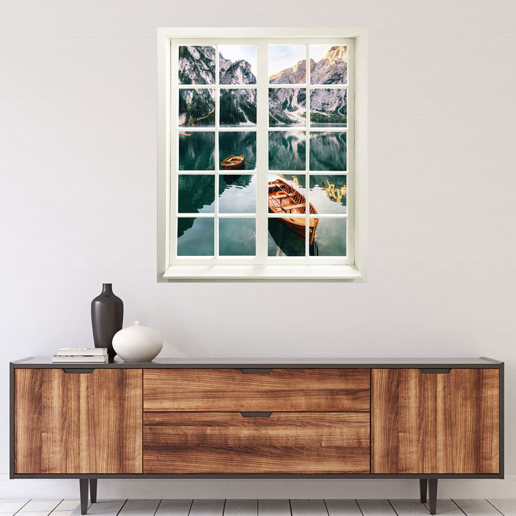 Gedrucktes Foto für Wände und Möbel, mit einem Sprossenfenstermotiv und einem Ausblick auf einen "Bergsee" mit Boote und klarem Bergwasser. Als Dekobeispiel über einer Holz-Kommode an der Wand verklebt.