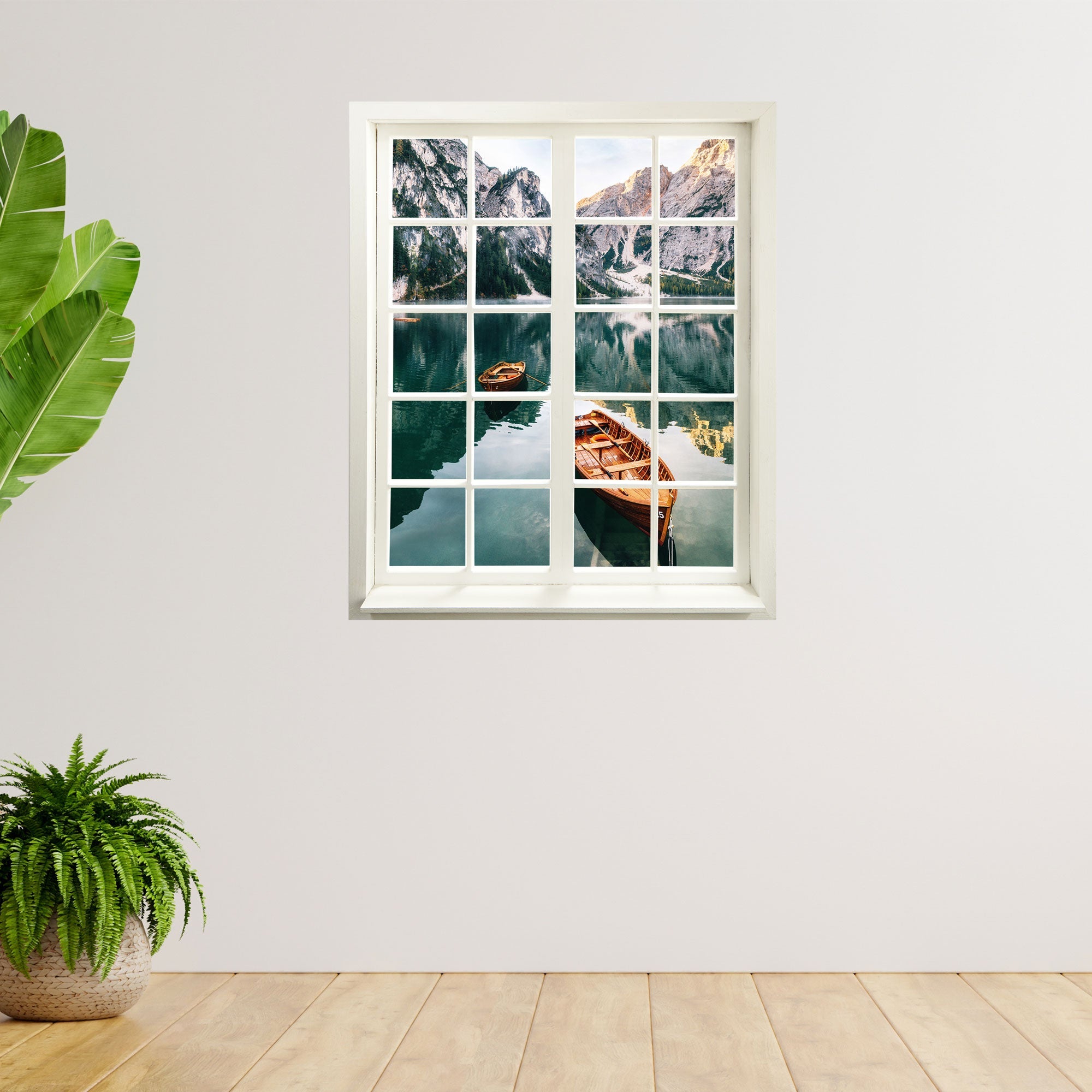 Wandtattoo bedruckt mit Fensterrahmen und tollem Naturbild vom "Bergsee" an einer Wand neben Zimmerpflanzen.