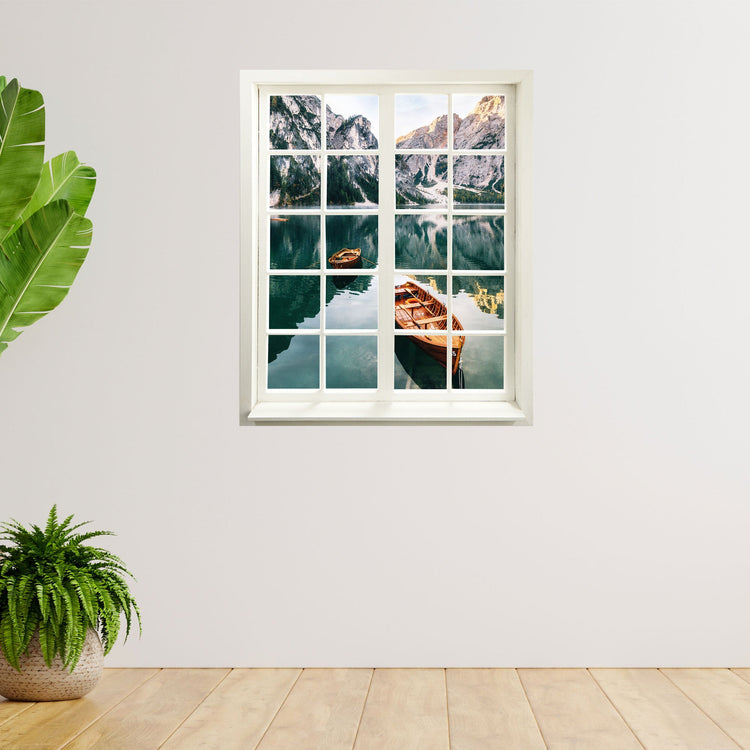 Wandtattoo bedruckt mit Fensterrahmen und tollem Naturbild vom "Bergsee" an einer Wand neben Zimmerpflanzen.