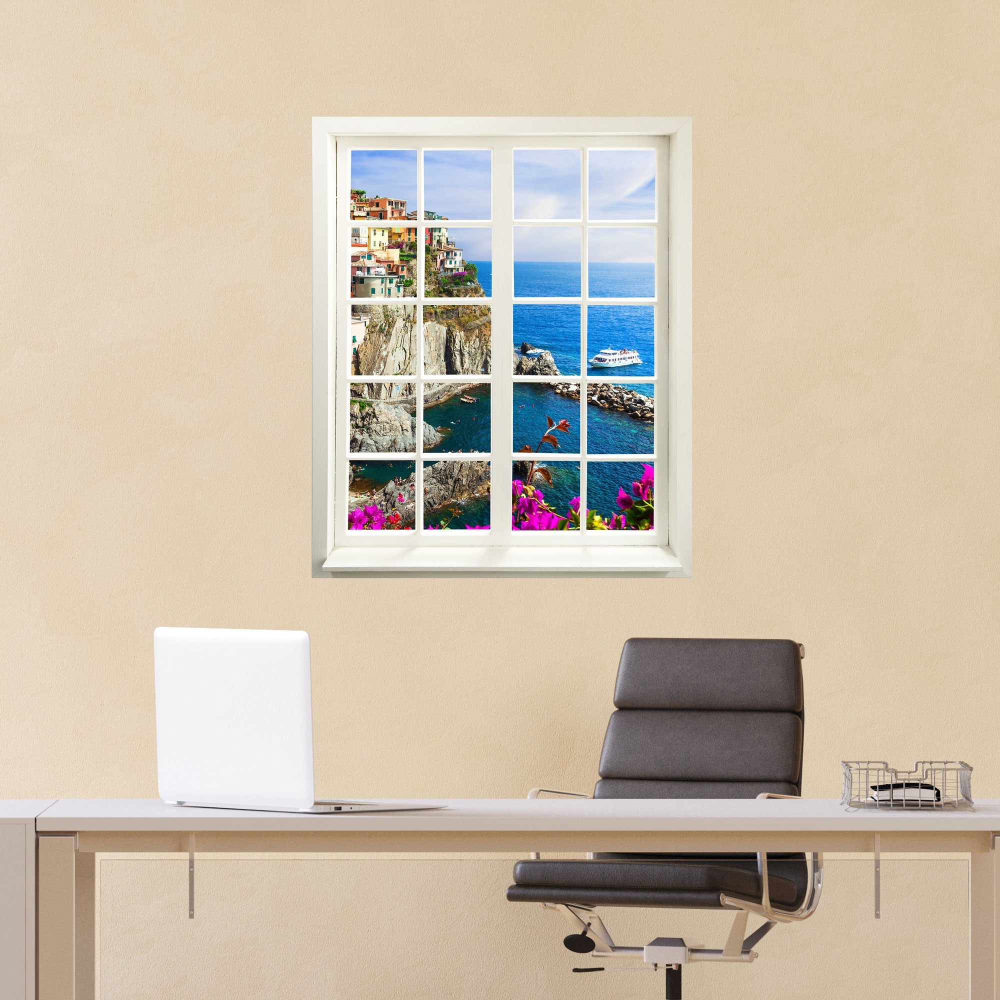 Selbstklebende Wandtapete in Form eines Fensters mit toller Landschafts-Fotografie auf das Dorf Cinque Terre. In einem Arbeitszimmer, an einer gelben Wand über einem Schreibtisch.