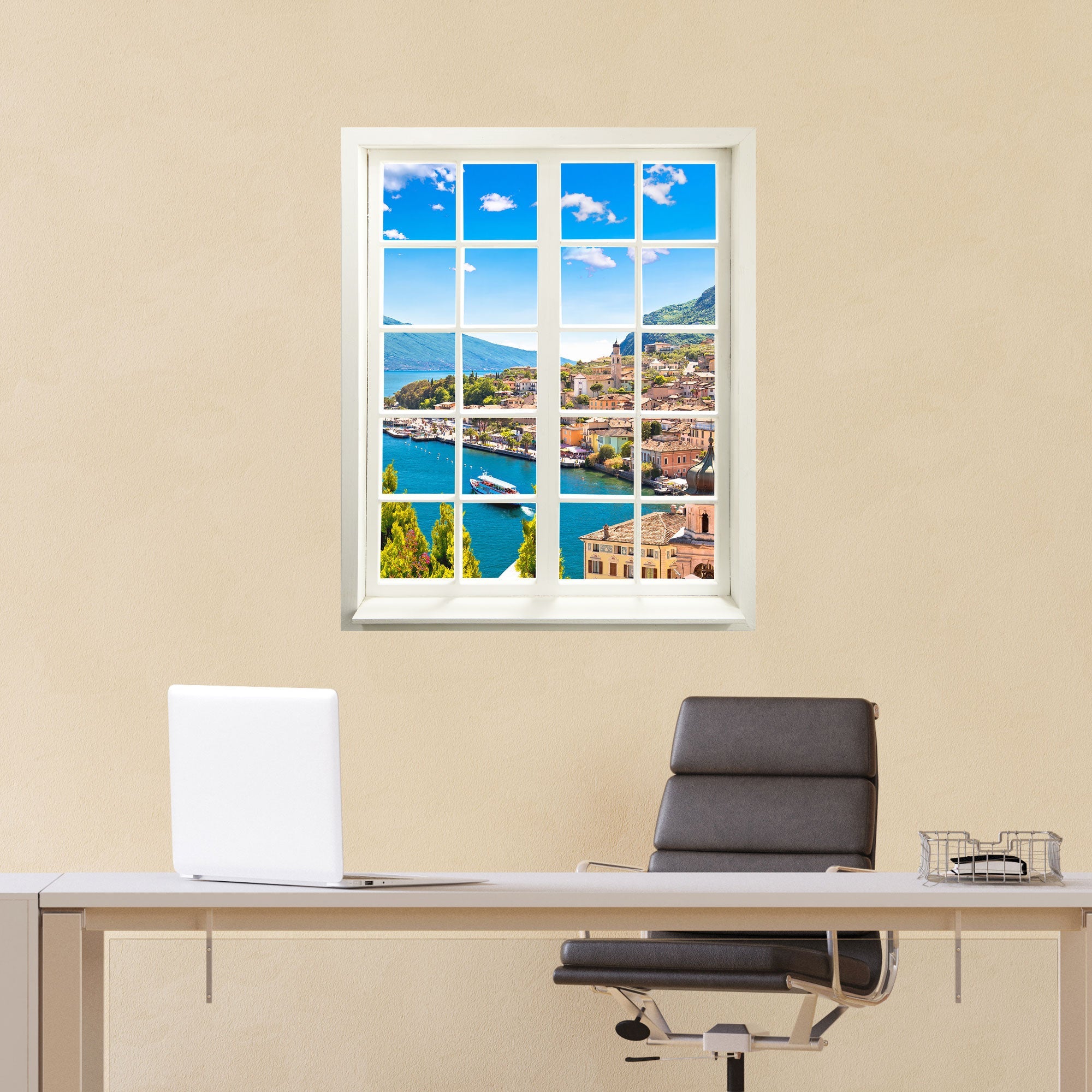 Selbstklebende Wandtapete mit gedrucktem Fensterrahmen, mit toller Landschafts-Fotografie vom Gardasee. Das Motiv "Dorf am See" hängt über einem Schreibtisch im Büro.