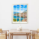 Urlaubsausblick auf den Gardasee und das Dorf Limone, für Ihr Esszimmer oder Wohnzimmer. Der Fensterblick-Aufkleber "Dorf am See" hängt über einem Esstisch aus Holz.
