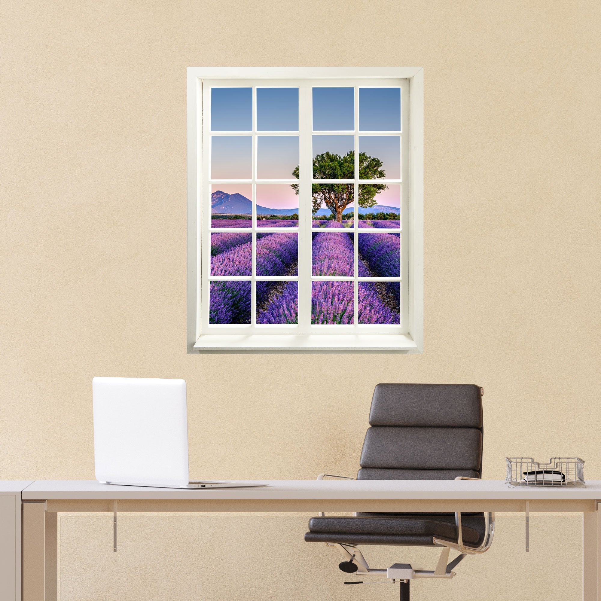 Wandtattoo Fenster geschlossen mit Blick auf ein "Lavendelfeld" im Arbeitszimmer hinter dem Schreibtisch an einer gelben Wand.