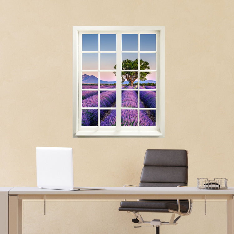 Wandtattoo Fenster geschlossen mit Blick auf ein "Lavendelfeld" im Arbeitszimmer hinter dem Schreibtisch an einer gelben Wand.