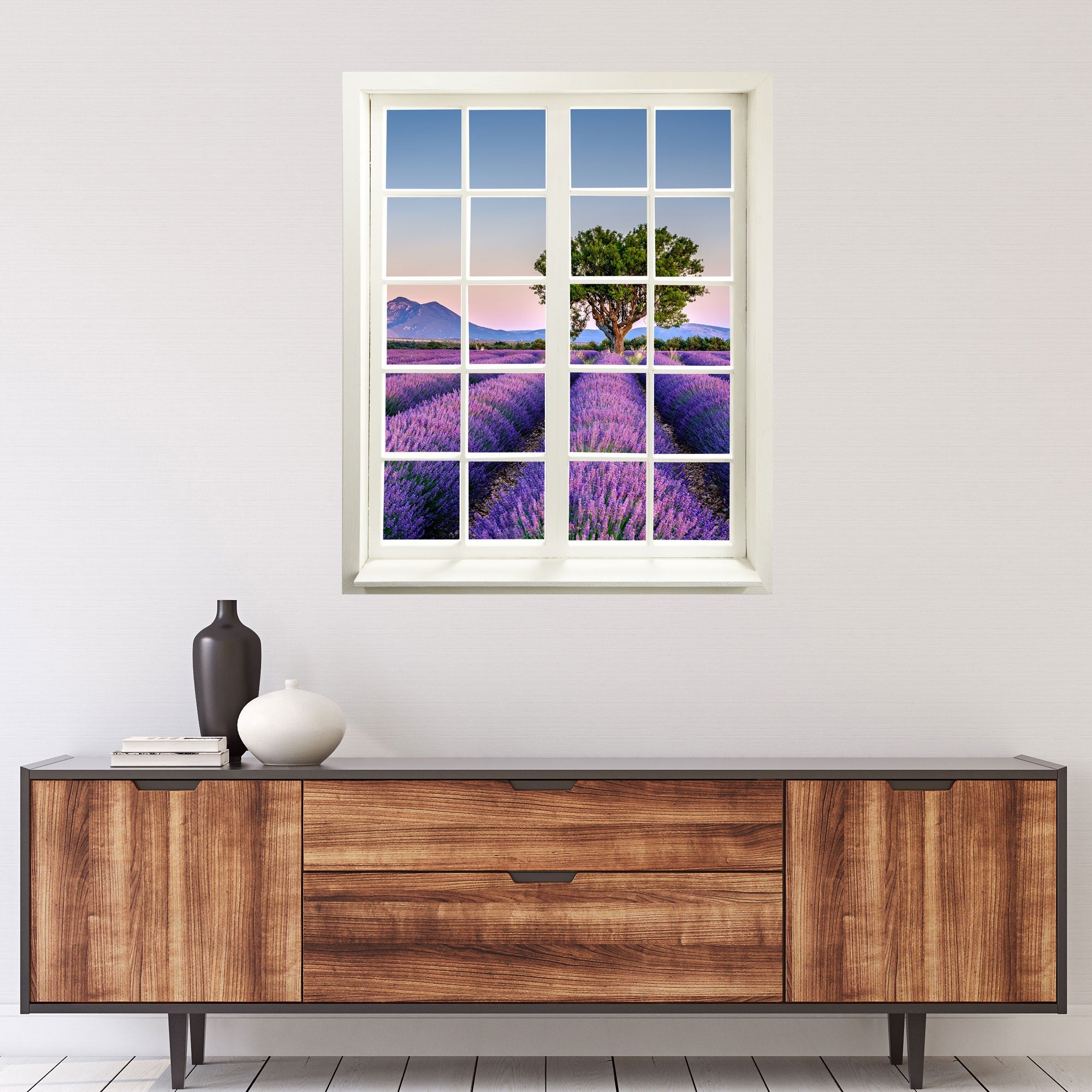 Wandtattoo Fensterblick geschlossen  auf ein "Lavendelfeld" über einem Sideboard.